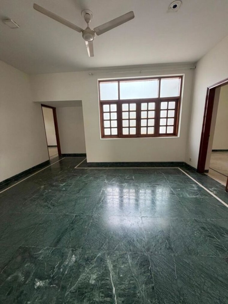 Room, dlf phase i 3 Bedroom 500 Sq.Yd. Builder Floor In Dlf Phase I Gurgaon 10606615