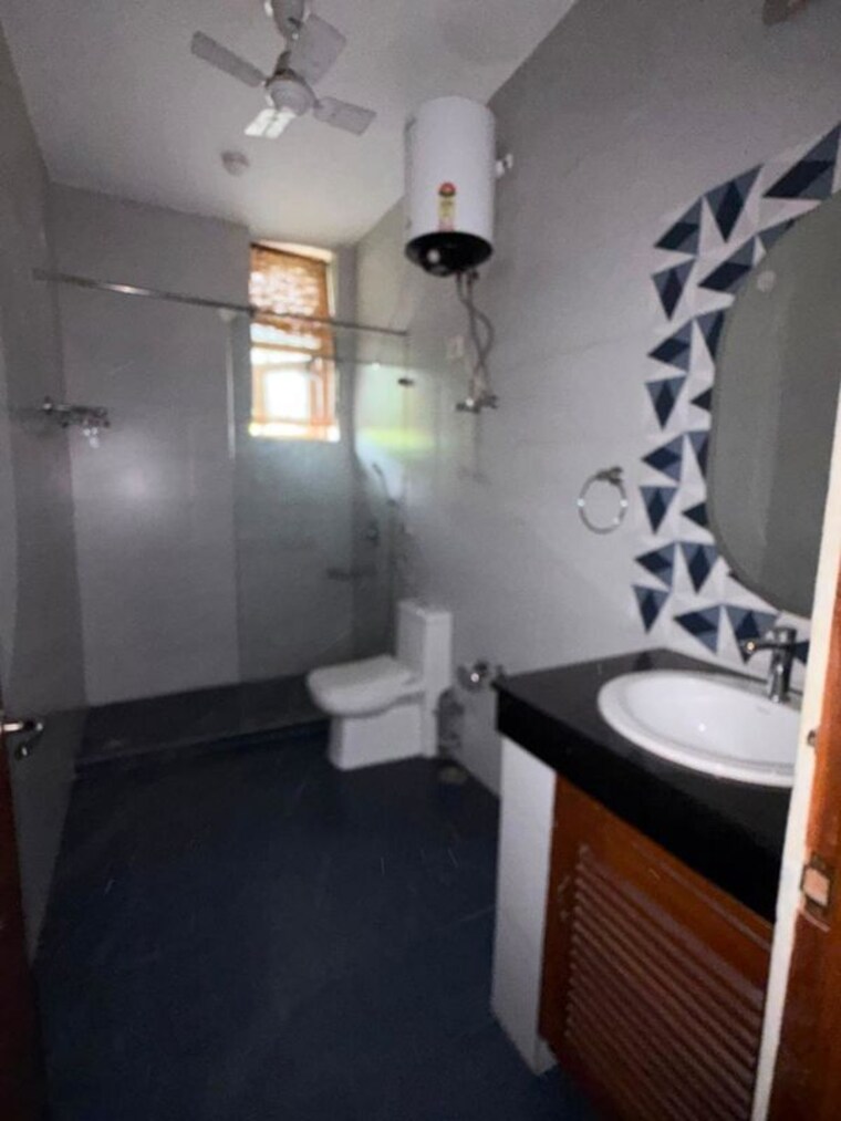 Team Area, dlf phase i 3 Bedroom 500 Sq.Yd. Builder Floor In Dlf Phase I Gurgaon 10606615