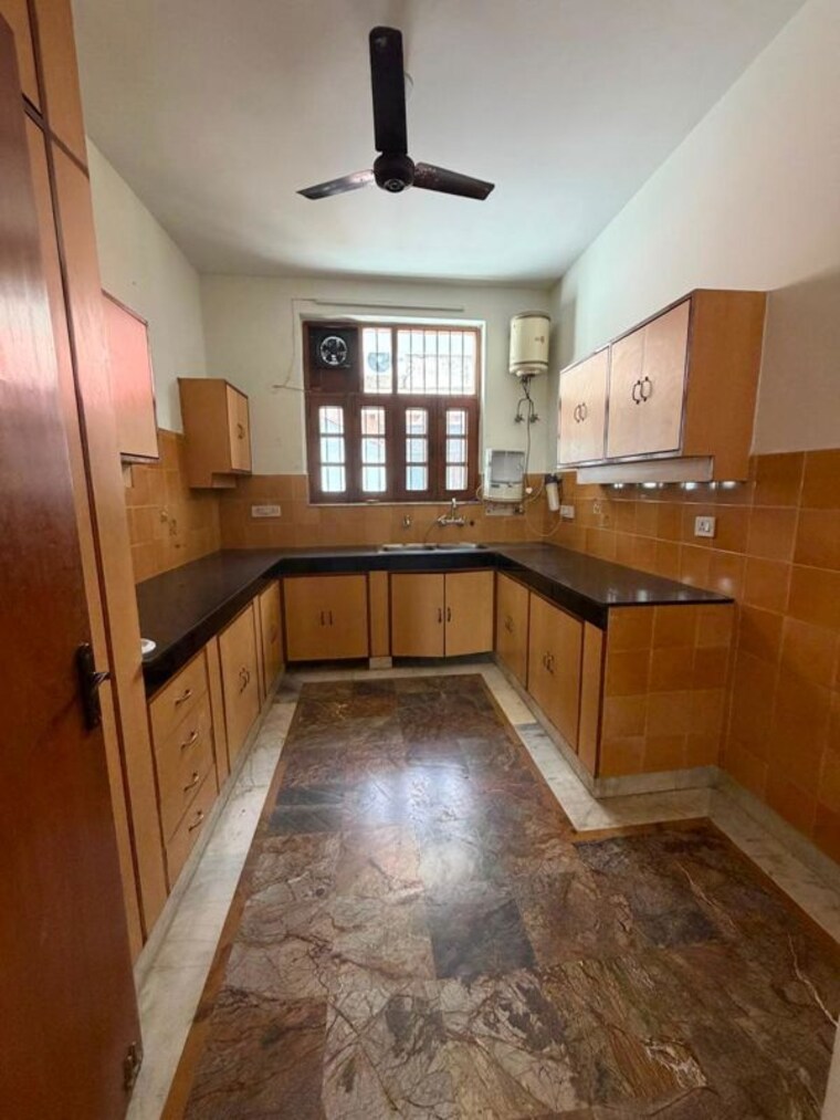 Kitchen, dlf phase i 3 Bedroom 500 Sq.Yd. Builder Floor In Dlf Phase I Gurgaon 10606615