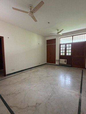 Room in 3 BHK Builder Floor at Dlf Phase I – for Rent
