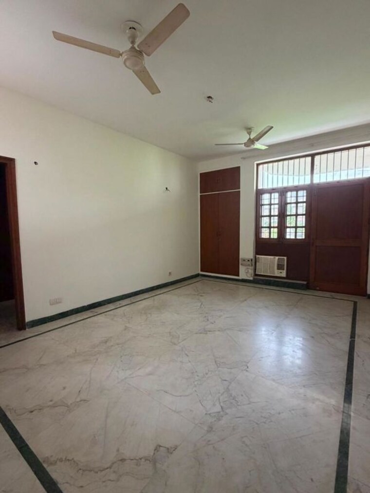 Room, dlf phase i 3 Bedroom 500 Sq.Yd. Builder Floor In Dlf Phase I Gurgaon 10606615
