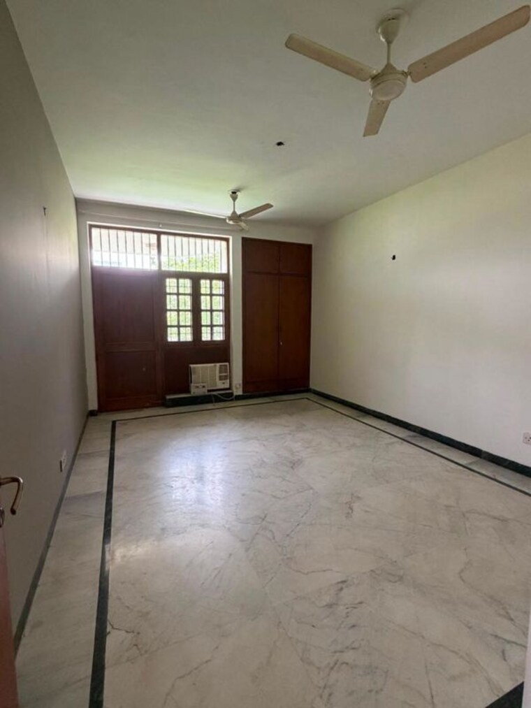 Room, dlf phase i 3 Bedroom 500 Sq.Yd. Builder Floor In Dlf Phase I Gurgaon 10606615