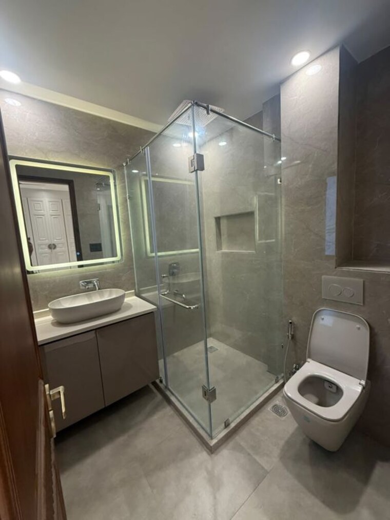 Bathroom, dlf phase ii 3 Bedroom 215 Sq.Yd. Builder Floor In Dlf Phase ii Gurgaon 10606631