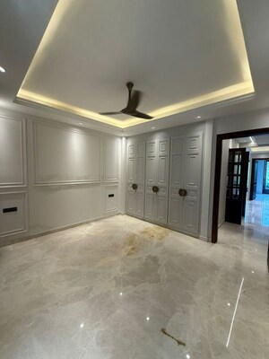 Room in 3 BHK Builder Floor at Dlf Phase ii – for Rent