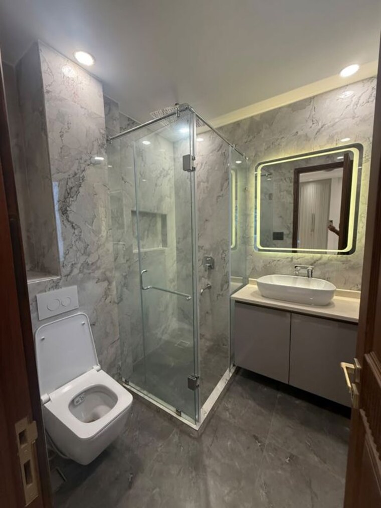 Bathroom, dlf phase ii 3 Bedroom 215 Sq.Yd. Builder Floor In Dlf Phase ii Gurgaon 10606631