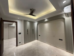Room in 3 BHK Builder Floor at Dlf Phase ii – for Rent