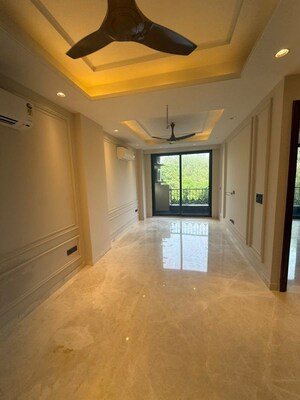 Room in 3 BHK Builder Floor at Dlf Phase ii – for Rent