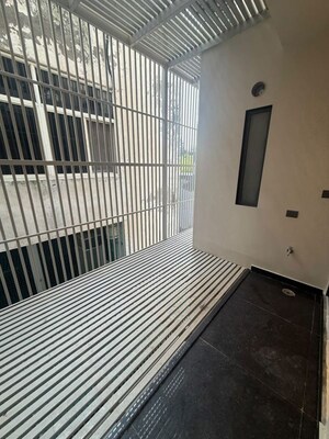 Balcony in 3 BHK Builder Floor at Dlf Phase ii – for Rent