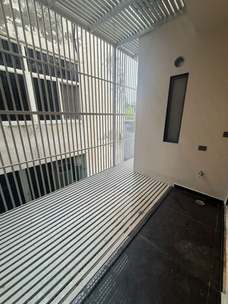 Balcony, dlf phase ii 3 Bedroom 215 Sq.Yd. Builder Floor In Dlf Phase ii Gurgaon 10606631