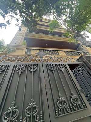 Balcony in 3 BHK Builder Floor at Dlf Phase ii – for Rent