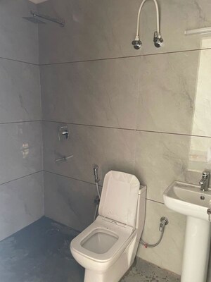 Bathroom in 3 BHK Apartment at Express One, Vasundhara Sector 14 – for Rent