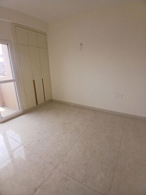Room in 3 BHK Apartment at Express One, Vasundhara Sector 14 – for Rent