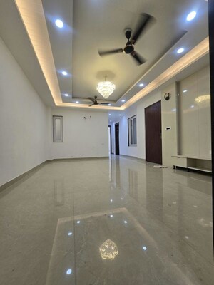Room in 3 BHK Apartment at Chattarpur – for Rent