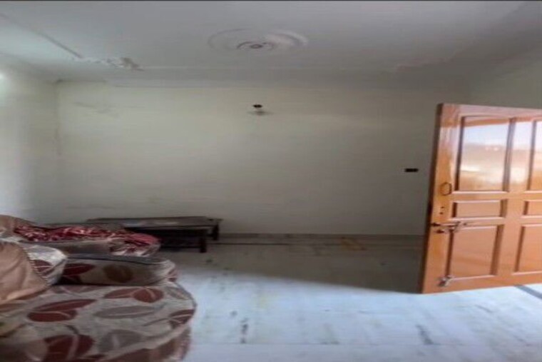 Room, sector 7 3 Bedroom 60 Sq.Yd. Independent House In Sector 7 Gurgaon 10606689