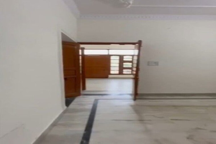 Room, sector 7 3 Bedroom 60 Sq.Yd. Independent House In Sector 7 Gurgaon 10606689
