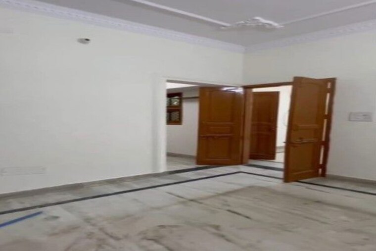 Room, sector 7 3 Bedroom 60 Sq.Yd. Independent House In Sector 7 Gurgaon 10606689