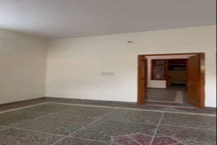 Room, sector 7 3 Bedroom 60 Sq.Yd. Independent House In Sector 7 Gurgaon 10606689