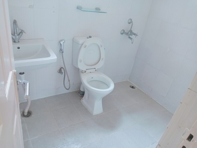 Bathroom, tulip-orange 3 Bedroom 1450 Sq.Ft. Apartment In Sector 70 Gurgaon 10606692