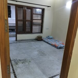 Room in 3 BHK Builder Floor at Sector 31 – for Rent