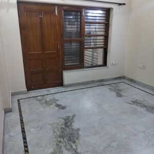 Room in 3 BHK Builder Floor at Sector 31 – for Rent