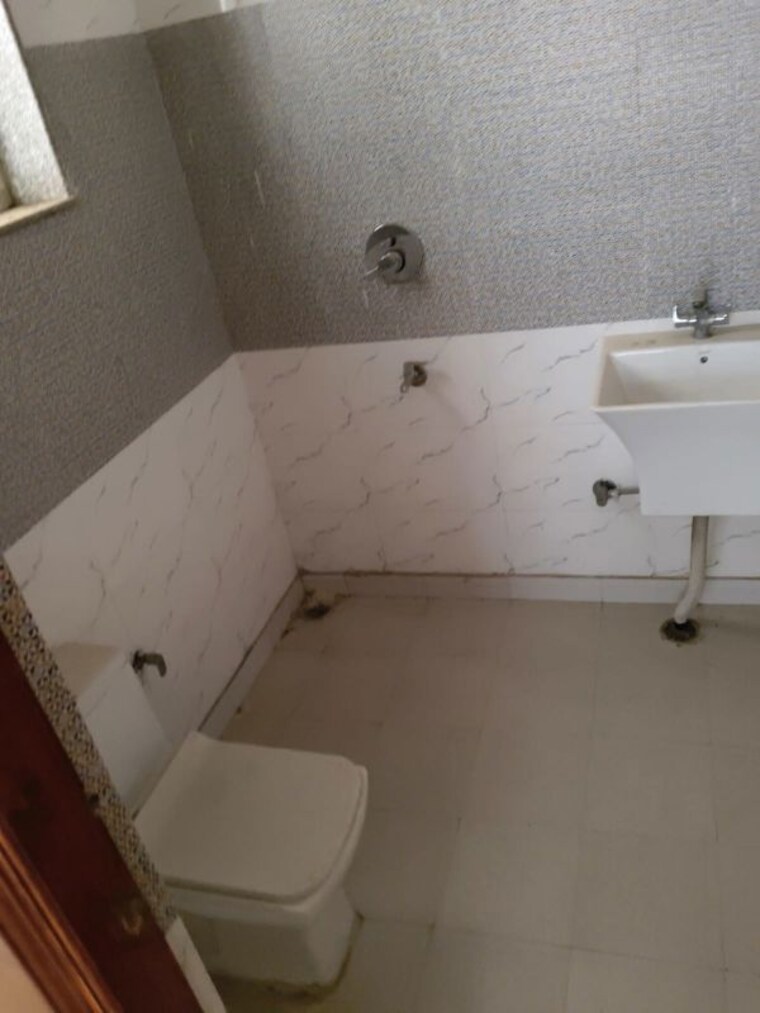 Bathroom, express-one 3 Bedroom 1775 Sq.Ft. Apartment In Vasundhara Sector 14 Ghaziabad 10606733