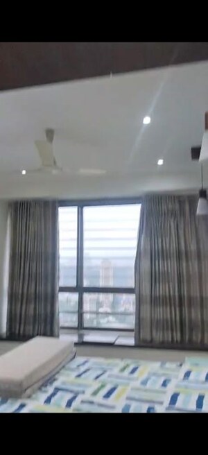 Room in 2.5 BHK Apartment at Oberoi Realty Woods, Goregaon East – for Rent