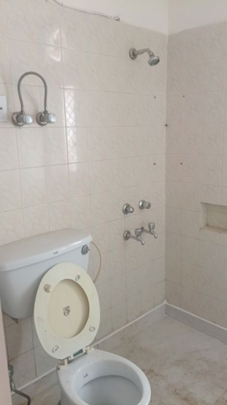Bathroom, shree-ganesh-apartments-cghs 3 Bedroom 1800 Sq.Ft. Apartment In Sector 45 Gurgaon 10606756