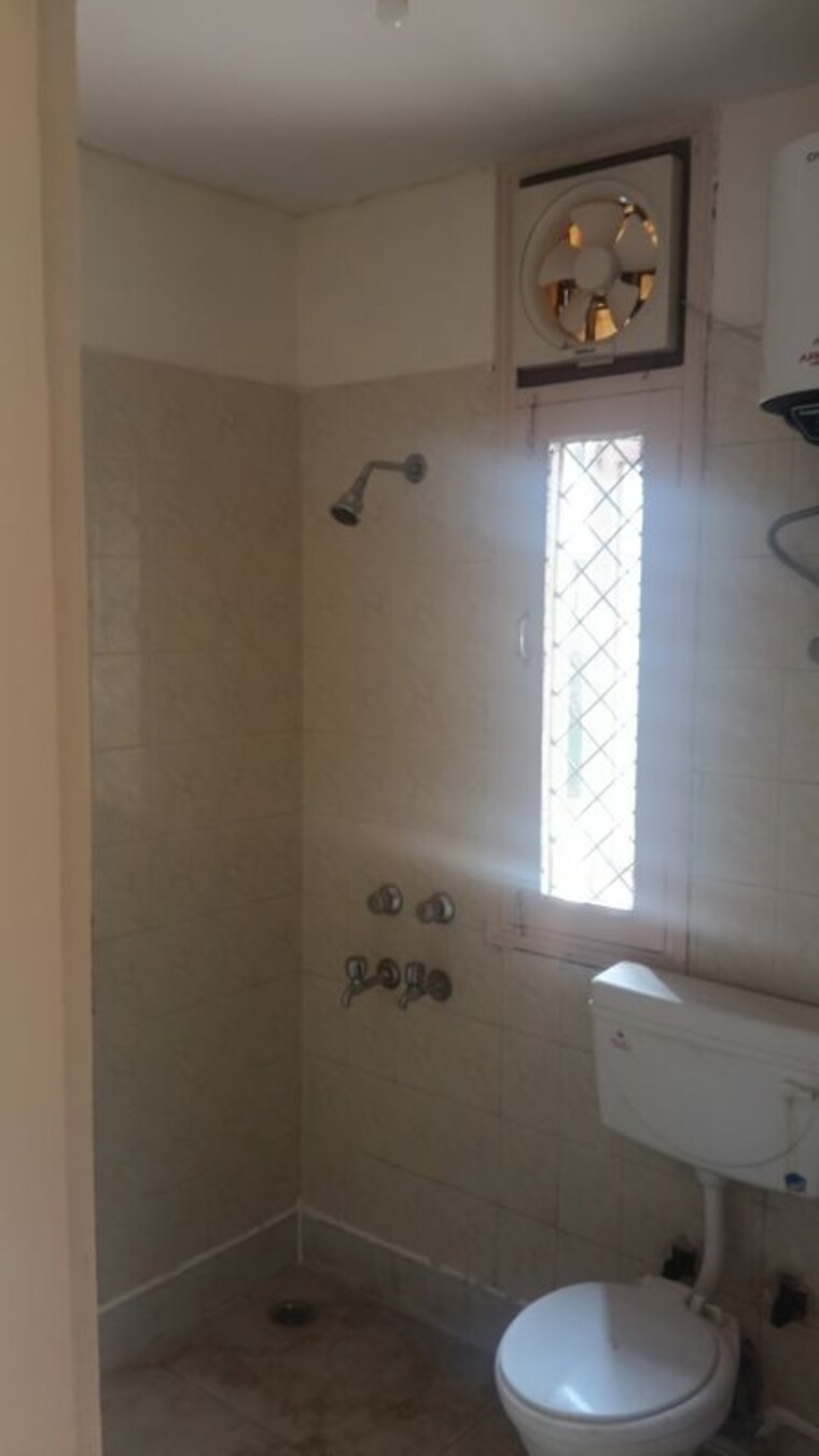 Bathroom, shree-ganesh-apartments-cghs 3 Bedroom 1800 Sq.Ft. Apartment In Sector 45 Gurgaon 10606756