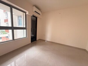 Room in 1 BHK Apartment at Piramal Vaikunth, Balkum Pada – for Rent