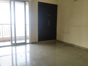 Room in 3 BHK Apartment at Landcraft Golf Links, Pandav Nagar – for Rent