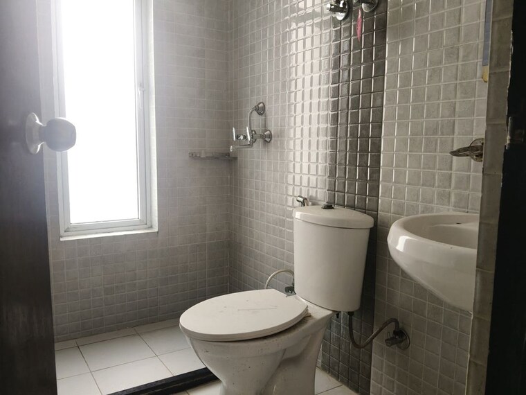 Bathroom, landcraft-golf-links 3 Bedroom 1600 Sq.Ft. Apartment In Pandav Nagar Ghaziabad 10606826