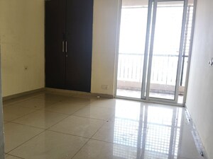 Room in 3 BHK Apartment at Landcraft Golf Links, Pandav Nagar – for Rent