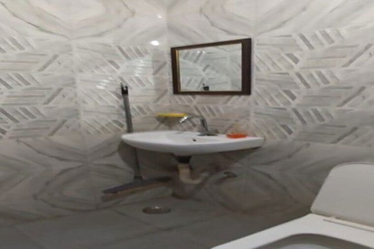 Bathroom, krishna colony 5 Bedroom 1300 Sq.Ft. Independent House In Krishna Colony Gurgaon 10606843