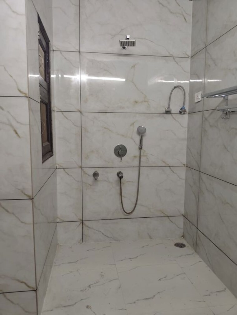 Bathroom, sector 48 3 Bedroom 200 Sq.Ft. Builder Floor In Sector 48 Noida 10606893