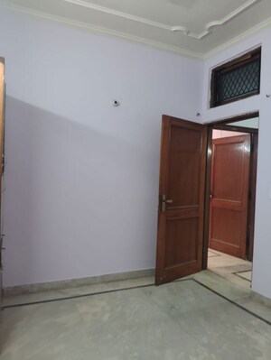 Room in 3 BHK Builder Floor at Sector 48 – for Rent