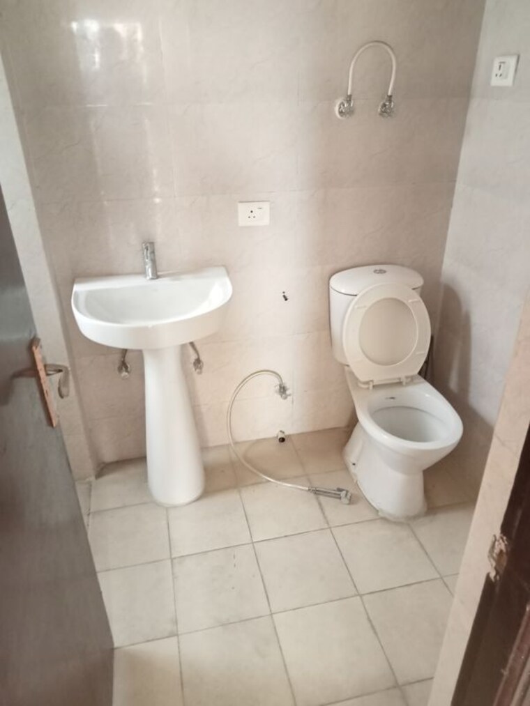 Bathroom, amrapali-terrace-homes 3.5 Bedroom 1600 Sq.Ft. Apartment In Tech Zone 4 Greater Noida Greater Noida 10606978