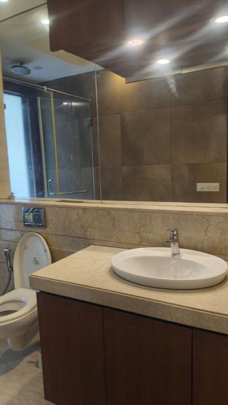 Bathroom, nehru enclave 3 Bedroom 200 Sq.Yd. Builder Floor In Nehru Enclave Delhi 10607023