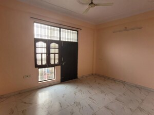 Room in 2 BHK Builder Floor at Gomti Nagar – for Rent