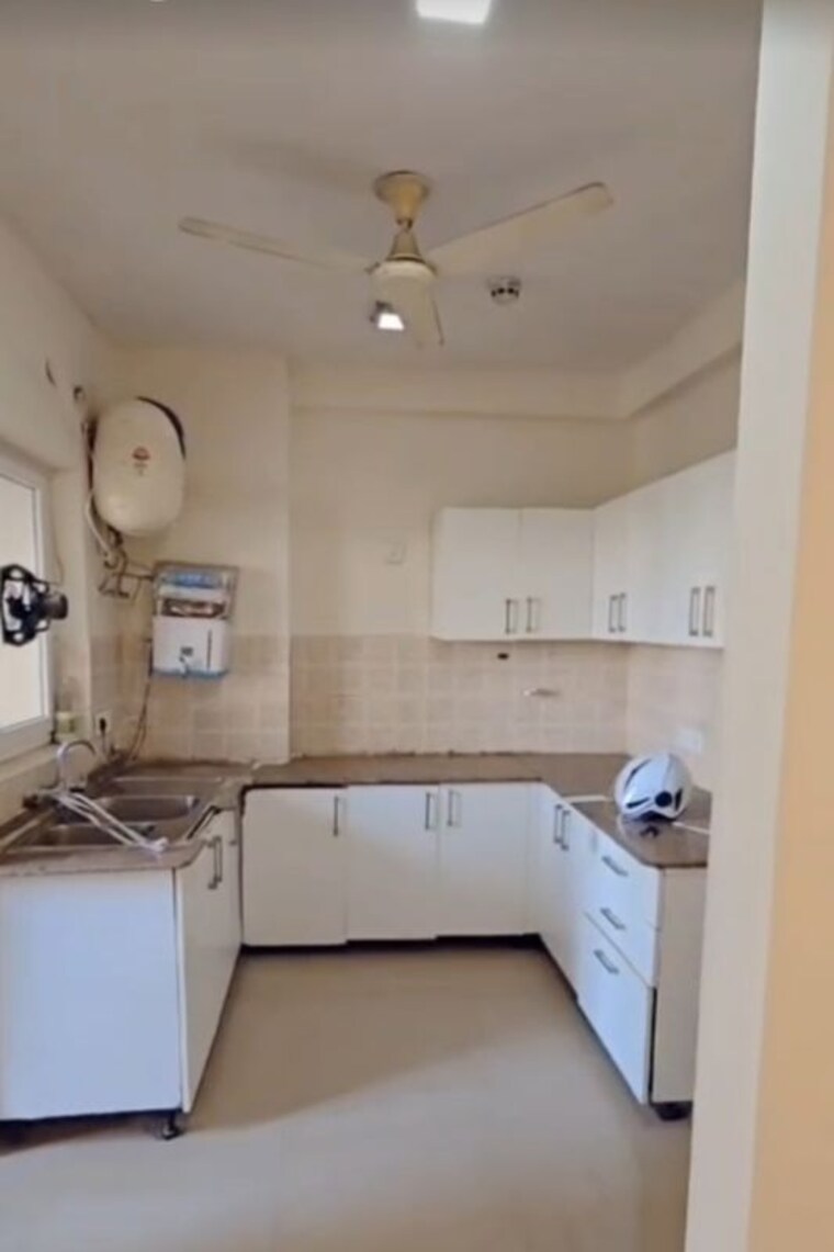 Kitchen, spaze-privy 3 Bedroom 1930 Sq.Ft. Apartment In Sector 72 Gurgaon 10607459