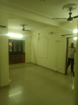 Room in 2.5 BHK Apartment at Vasant Kunj – for Rent