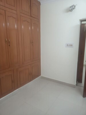 Room in 2.5 BHK Apartment at Vasant Kunj – for Rent