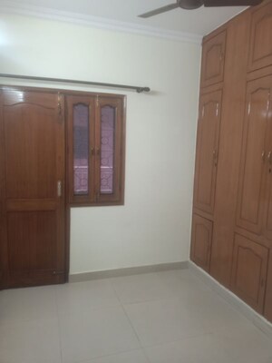 Room in 2.5 BHK Apartment at Vasant Kunj – for Rent