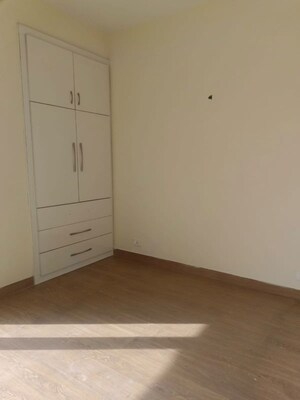 Room in 3 BHK Builder Floor at Smart World Orchard, Sector 61 – for Rent