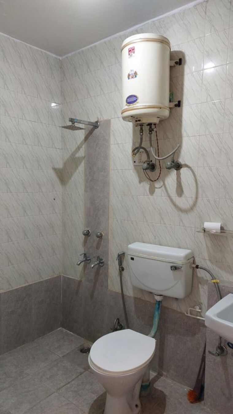 Bathroom, sector 23 3 Bedroom 1550 Sq.Ft. Builder Floor In Sector 23 Gurgaon 10607524