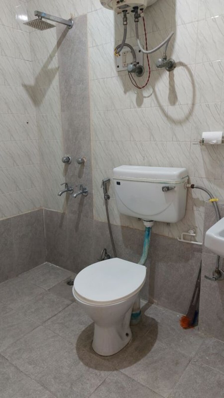 Bathroom, sector 23 3 Bedroom 1550 Sq.Ft. Builder Floor In Sector 23 Gurgaon 10607524