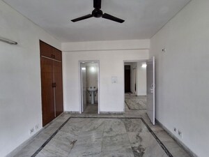 Room in 3 BHK Builder Floor at Sector 21 – for Rent