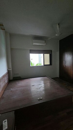 Room in 2 BHK Apartment at Seven Bunglow – for Rent