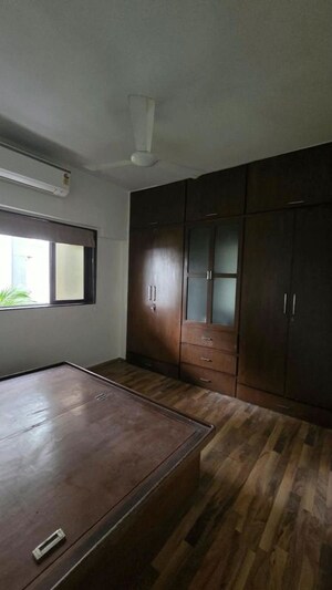 Room in 2 BHK Apartment at Seven Bunglow – for Rent