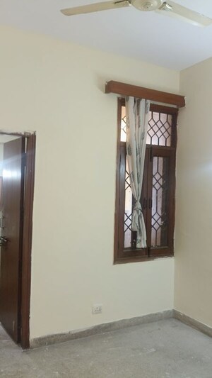 Room in 4 BHK Apartment at Sector 45 – for Rent