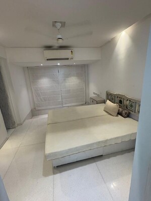 Room in 3 BHK Apartment at Khar West – for Rent